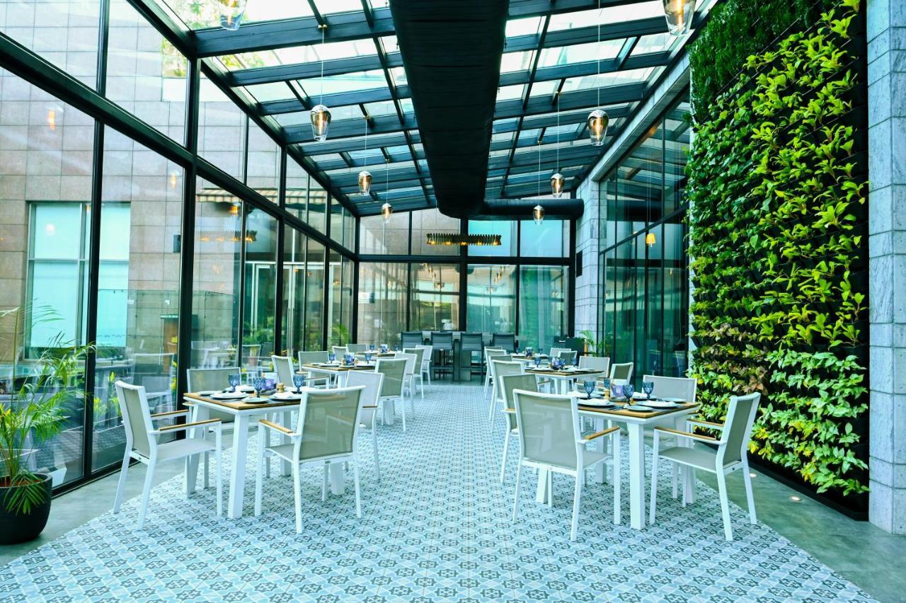 Radisson Blu Hotel גווהטי מראה חיצוני תמונה The Terrace