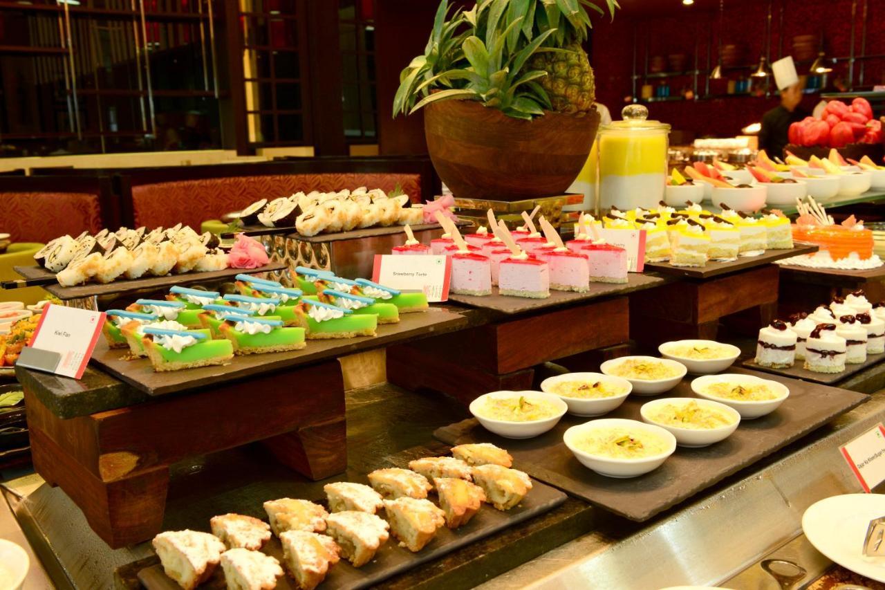 Radisson Blu Hotel גווהטי מראה חיצוני תמונה A dessert buffet