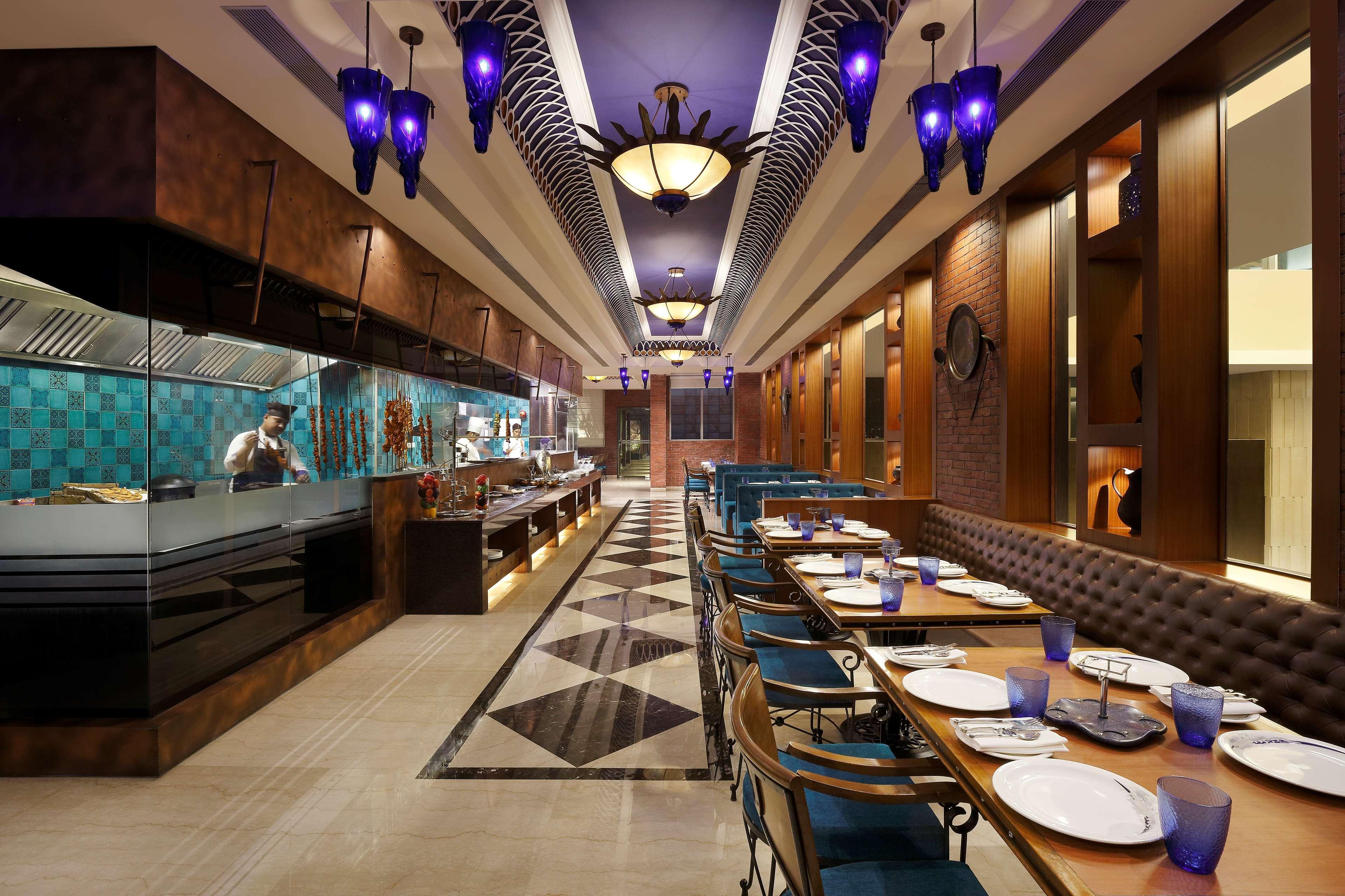 Radisson Blu Hotel גווהטי מראה חיצוני תמונה The restaurant
