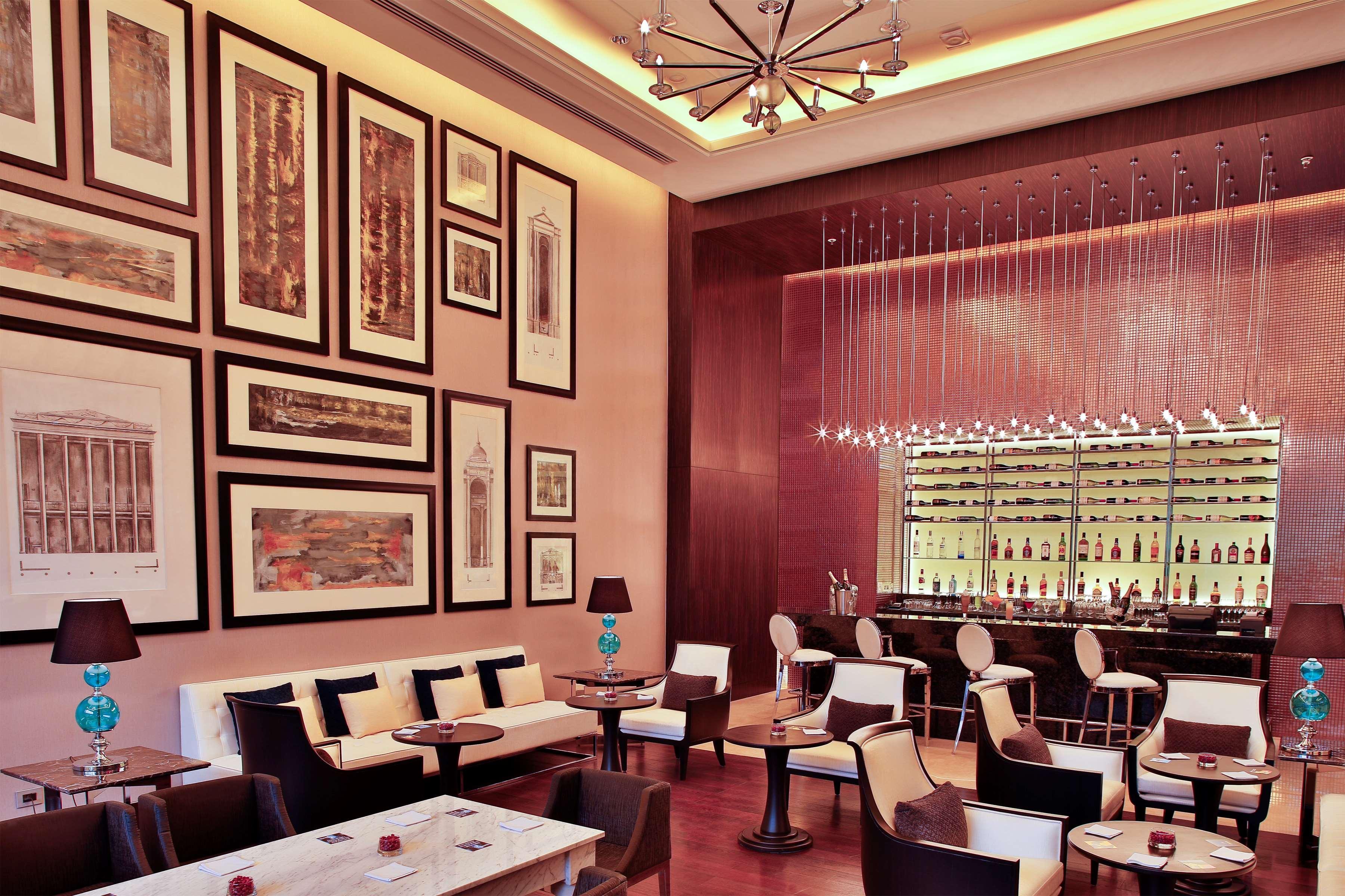 Radisson Blu Hotel גווהטי מראה חיצוני תמונה The bar at the hotel