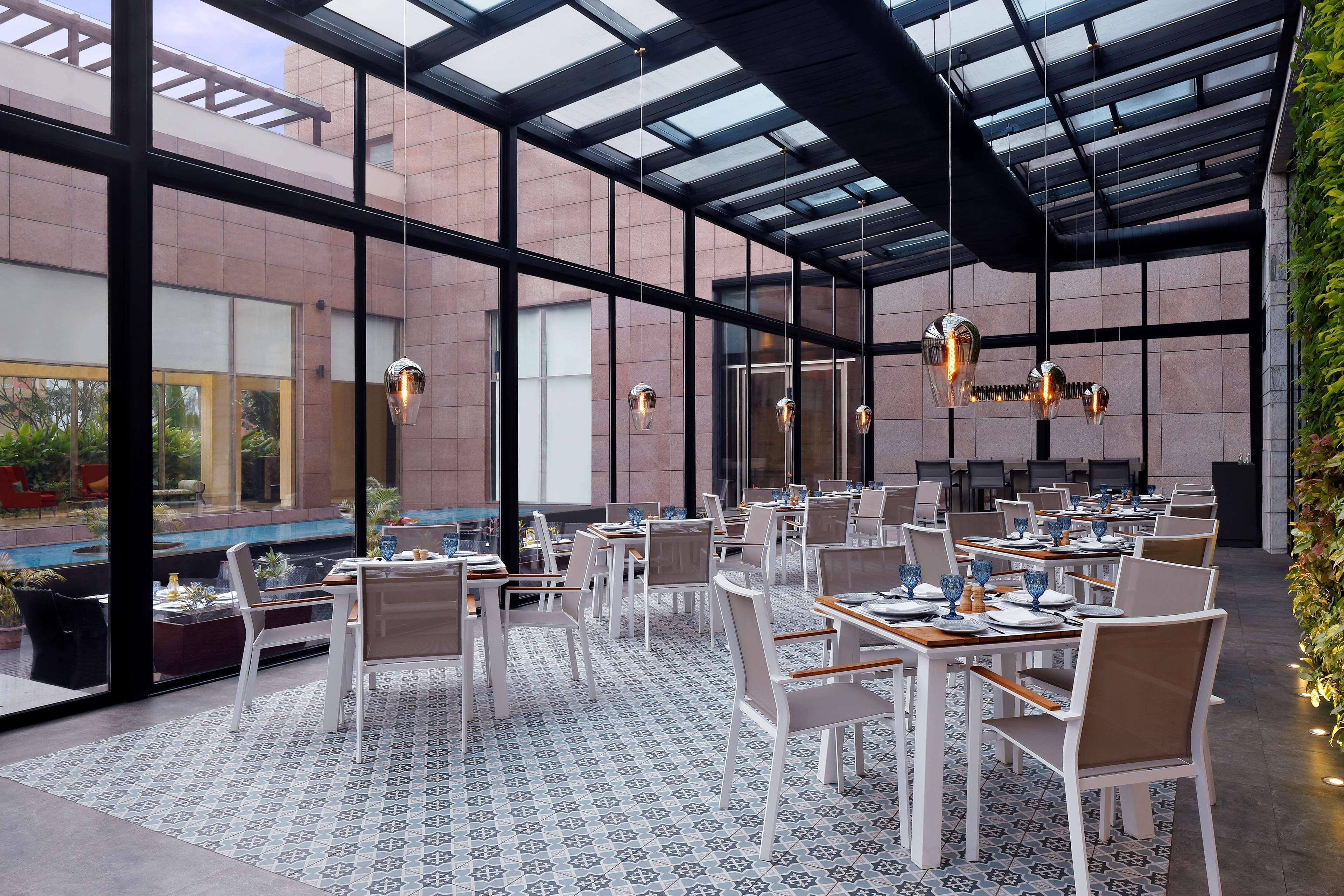 Radisson Blu Hotel גווהטי מראה חיצוני תמונה The restaurant