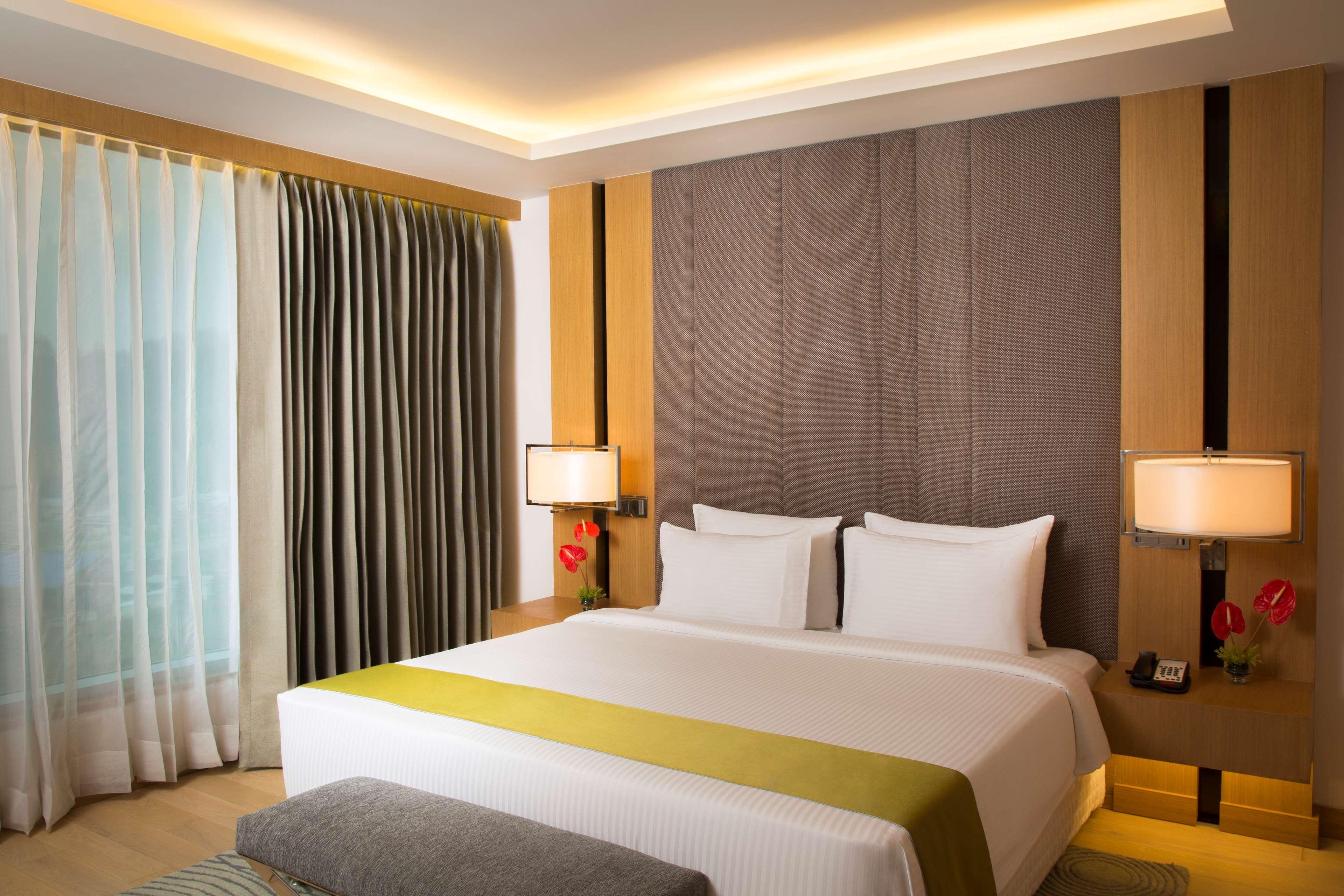 Radisson Blu Hotel גווהטי מראה חיצוני תמונה A bedroom at the hotel