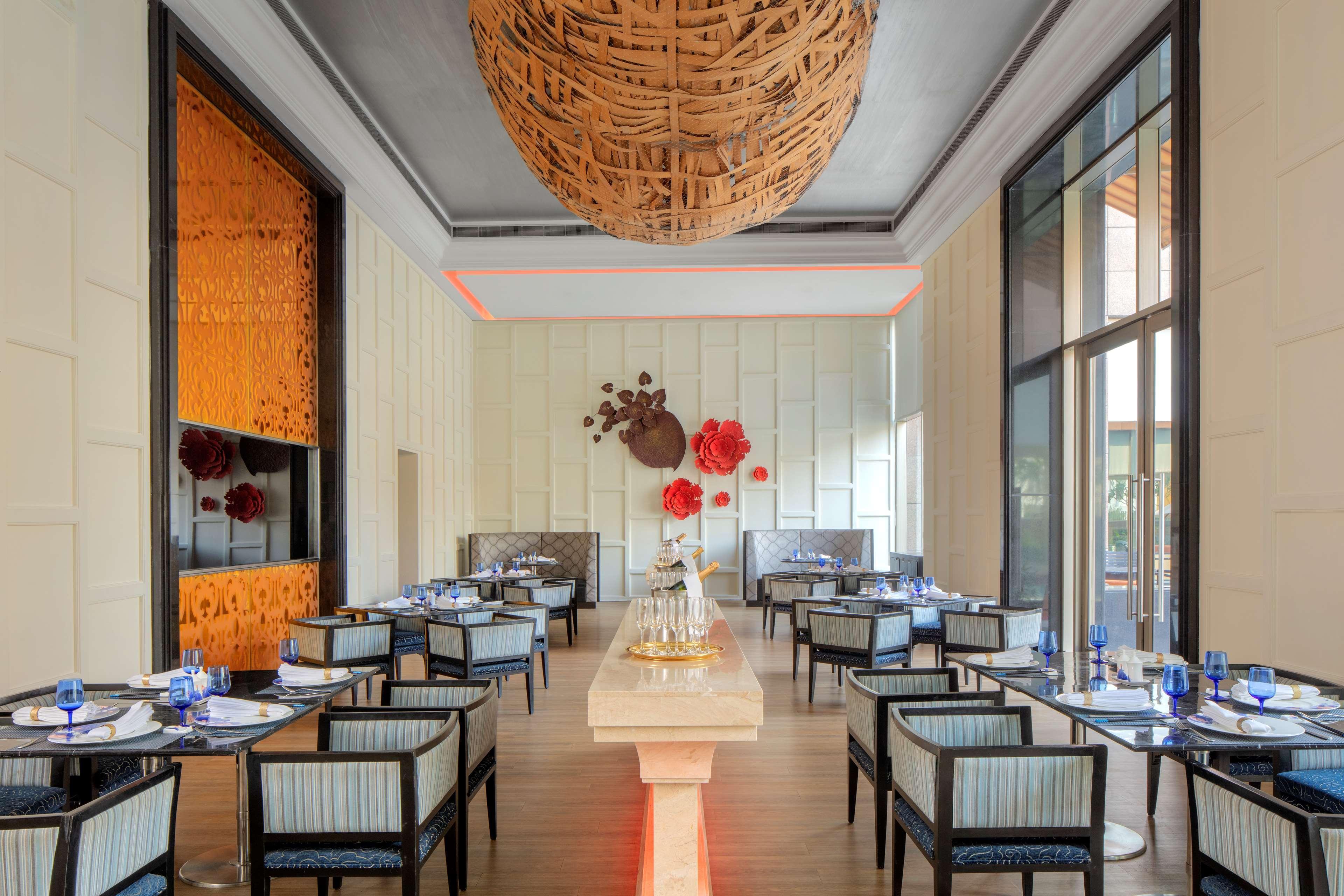 Radisson Blu Hotel גווהטי מראה חיצוני תמונה The restaurant