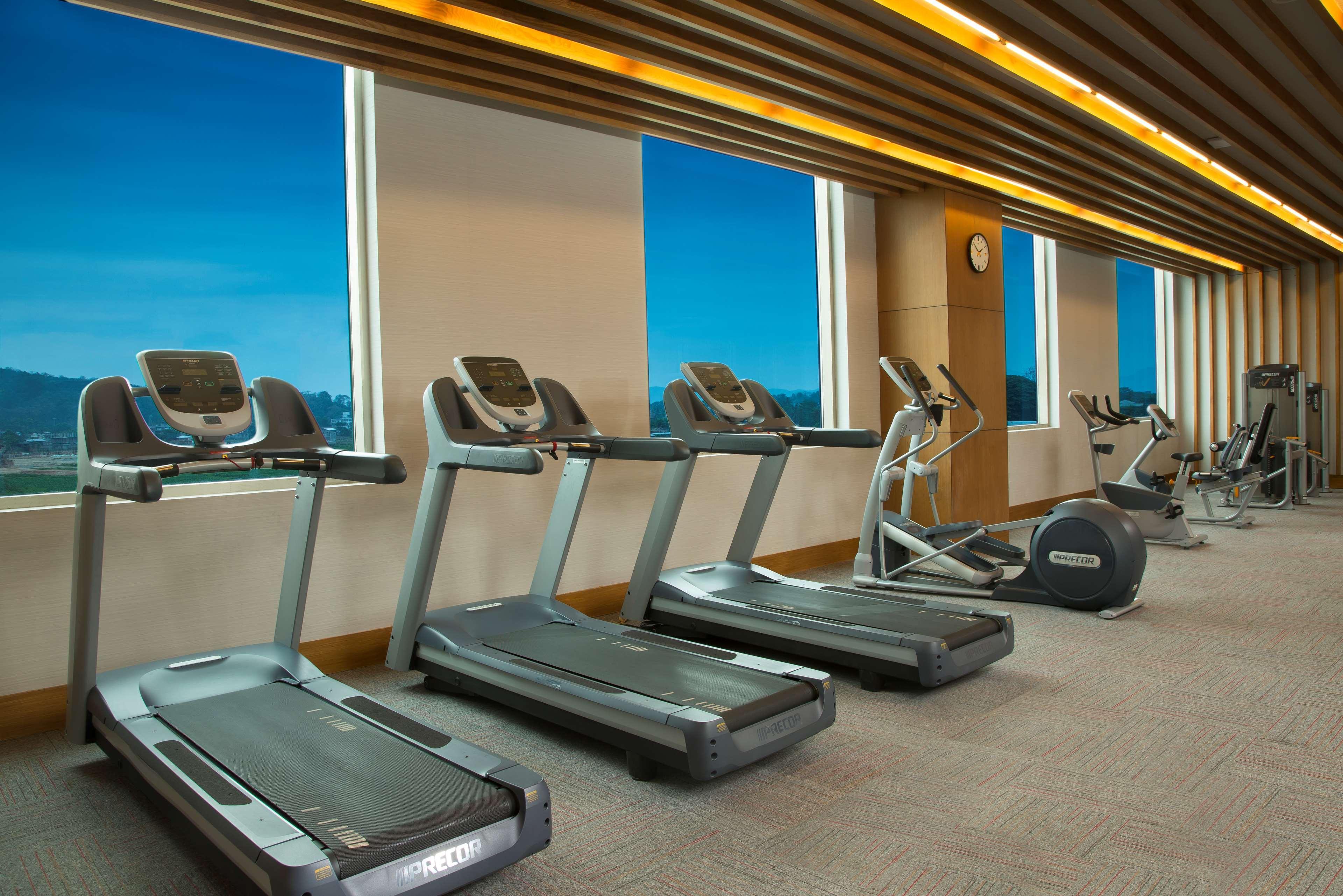Radisson Blu Hotel גווהטי מראה חיצוני תמונה The gym at the hotel