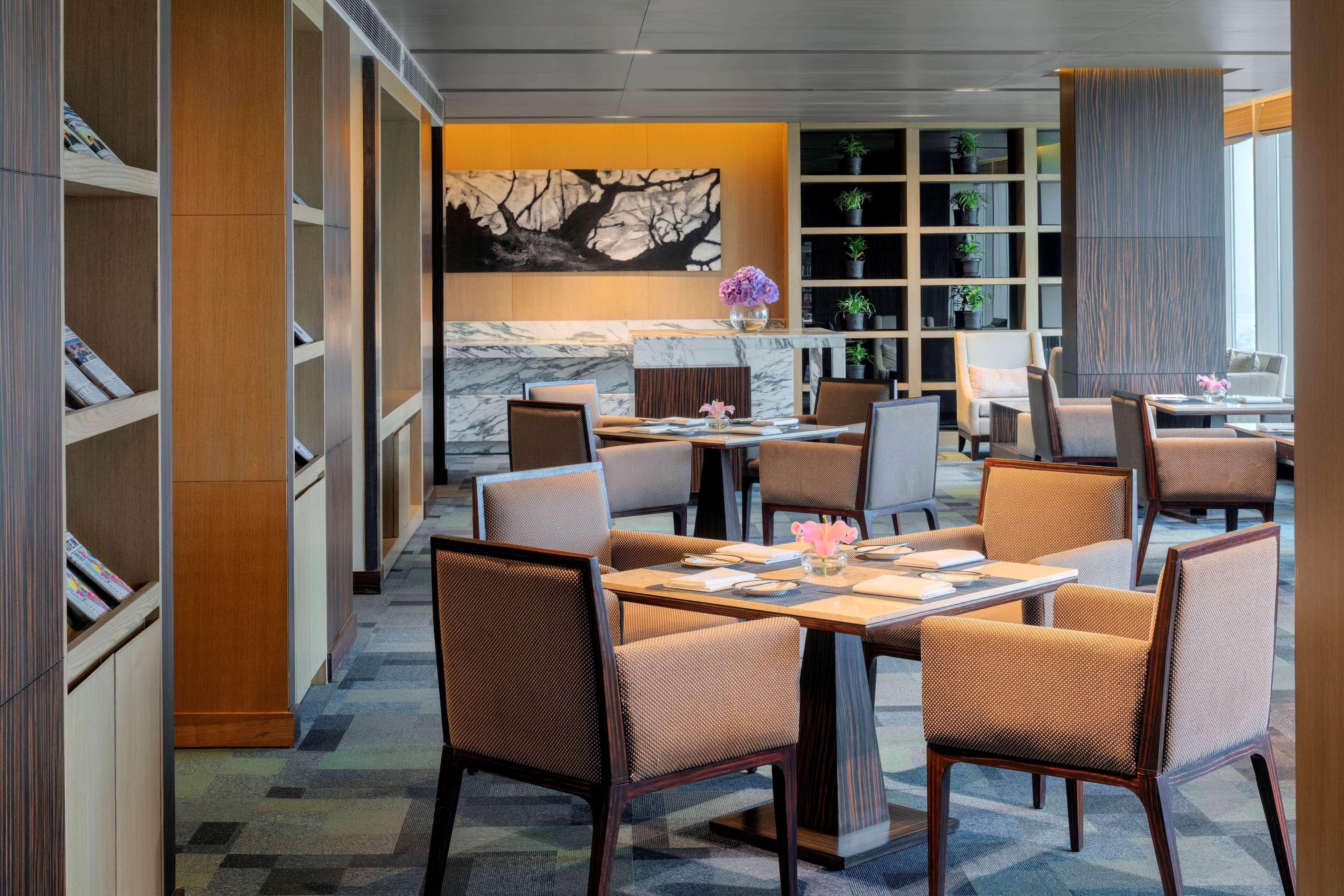 Radisson Blu Hotel גווהטי מראה חיצוני תמונה The Club at Hong Kong International Airport