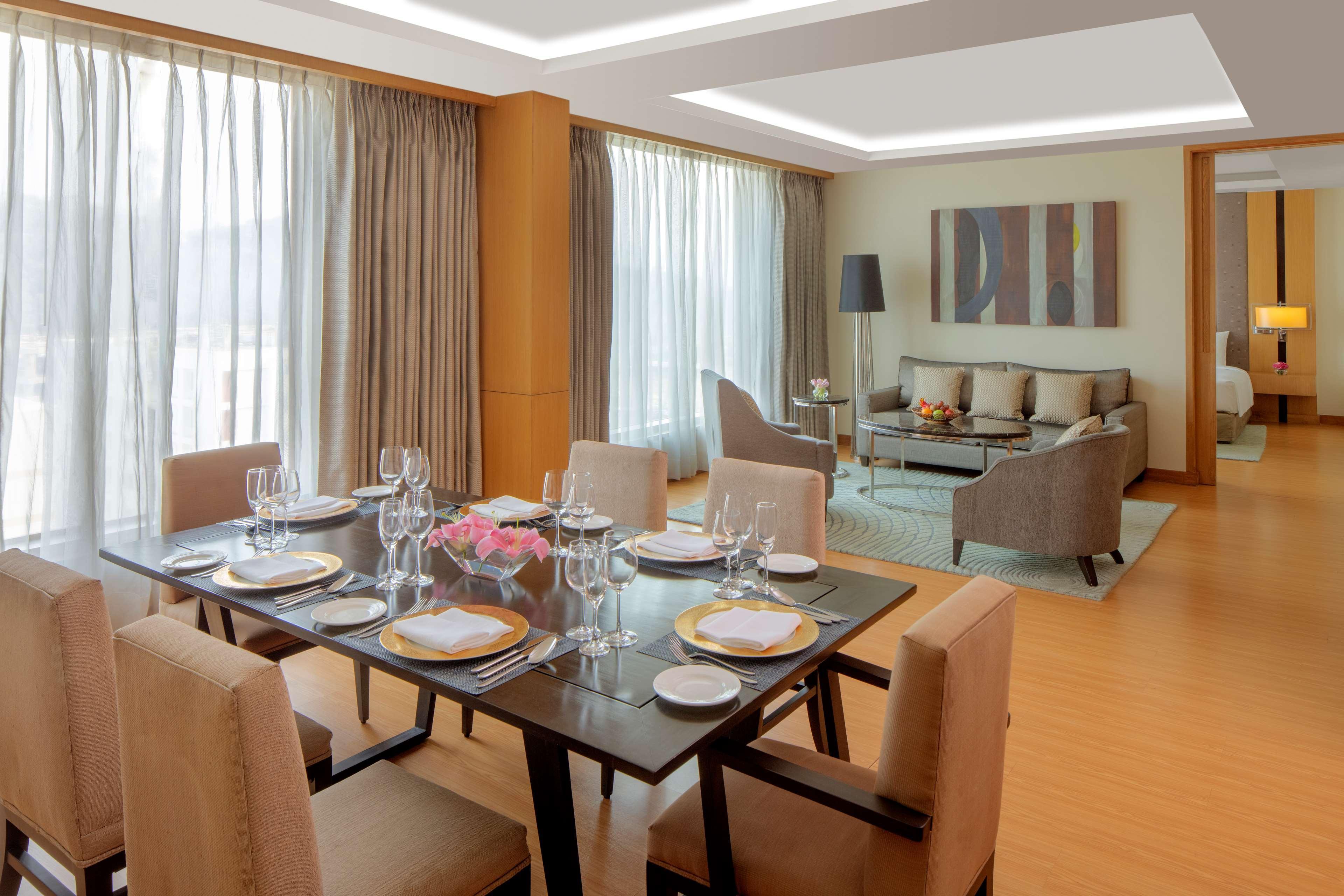 Radisson Blu Hotel גווהטי מראה חיצוני תמונה A suite at the hotel