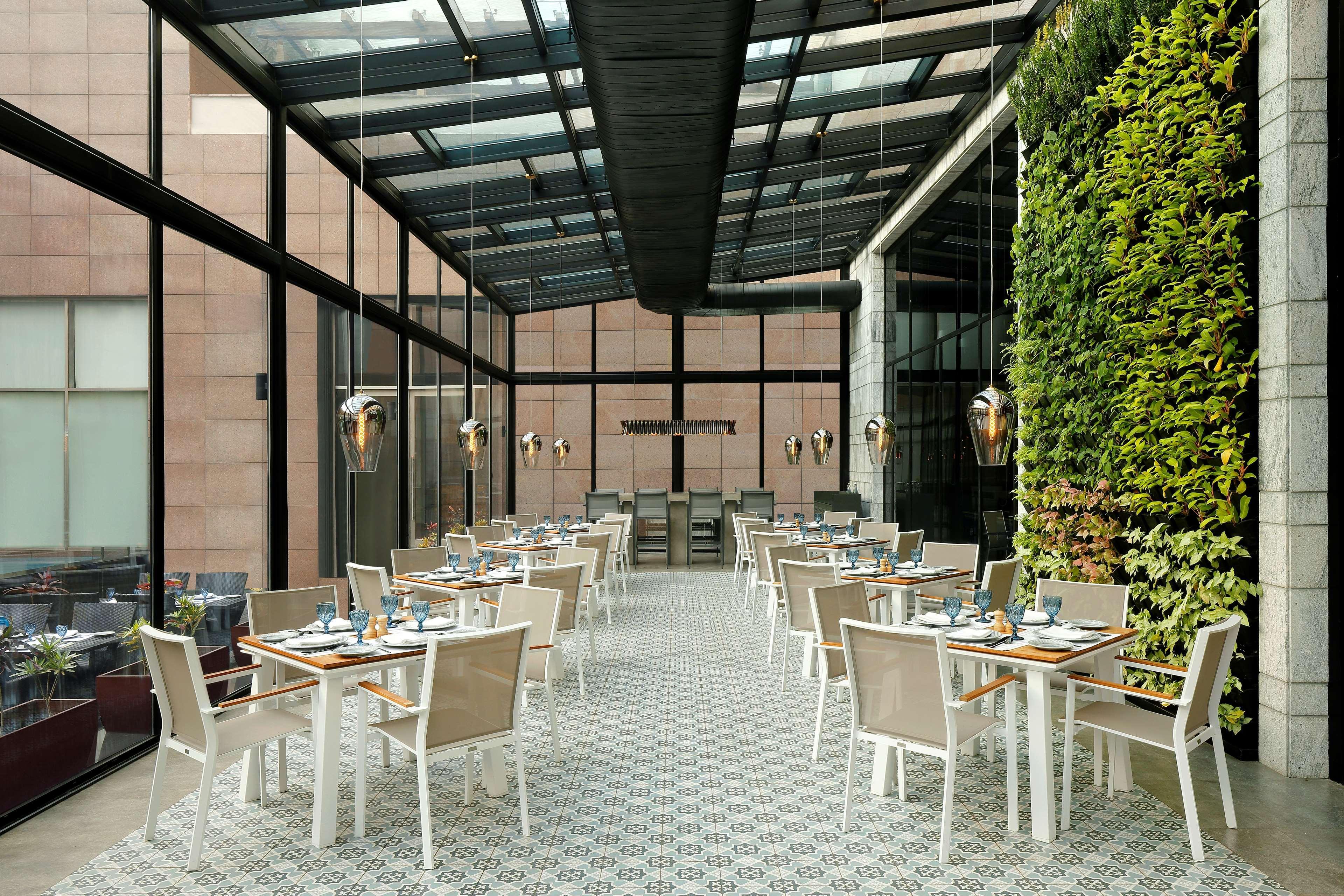 Radisson Blu Hotel גווהטי מראה חיצוני תמונה The restaurant
