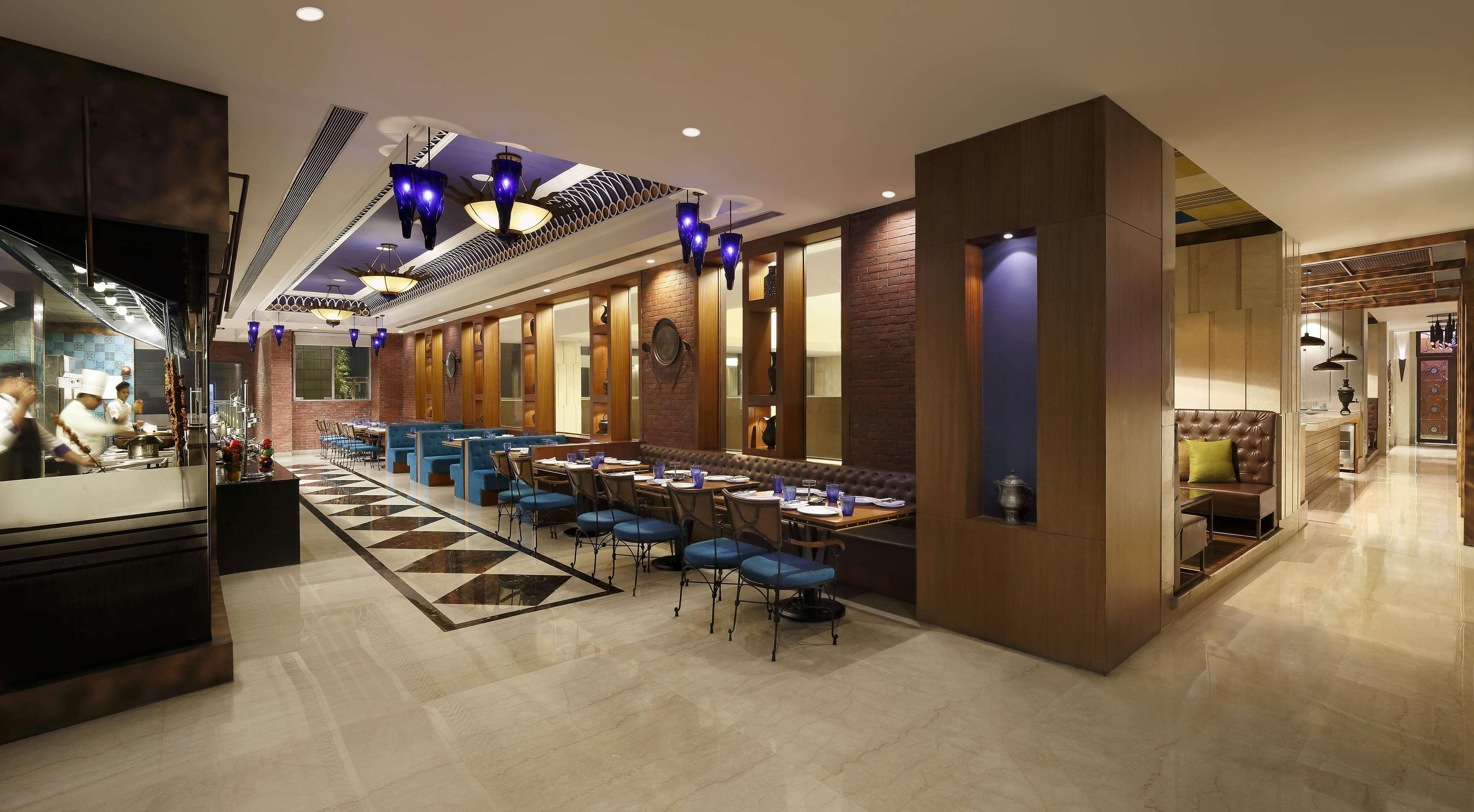 Radisson Blu Hotel גווהטי מראה חיצוני תמונה The restaurant