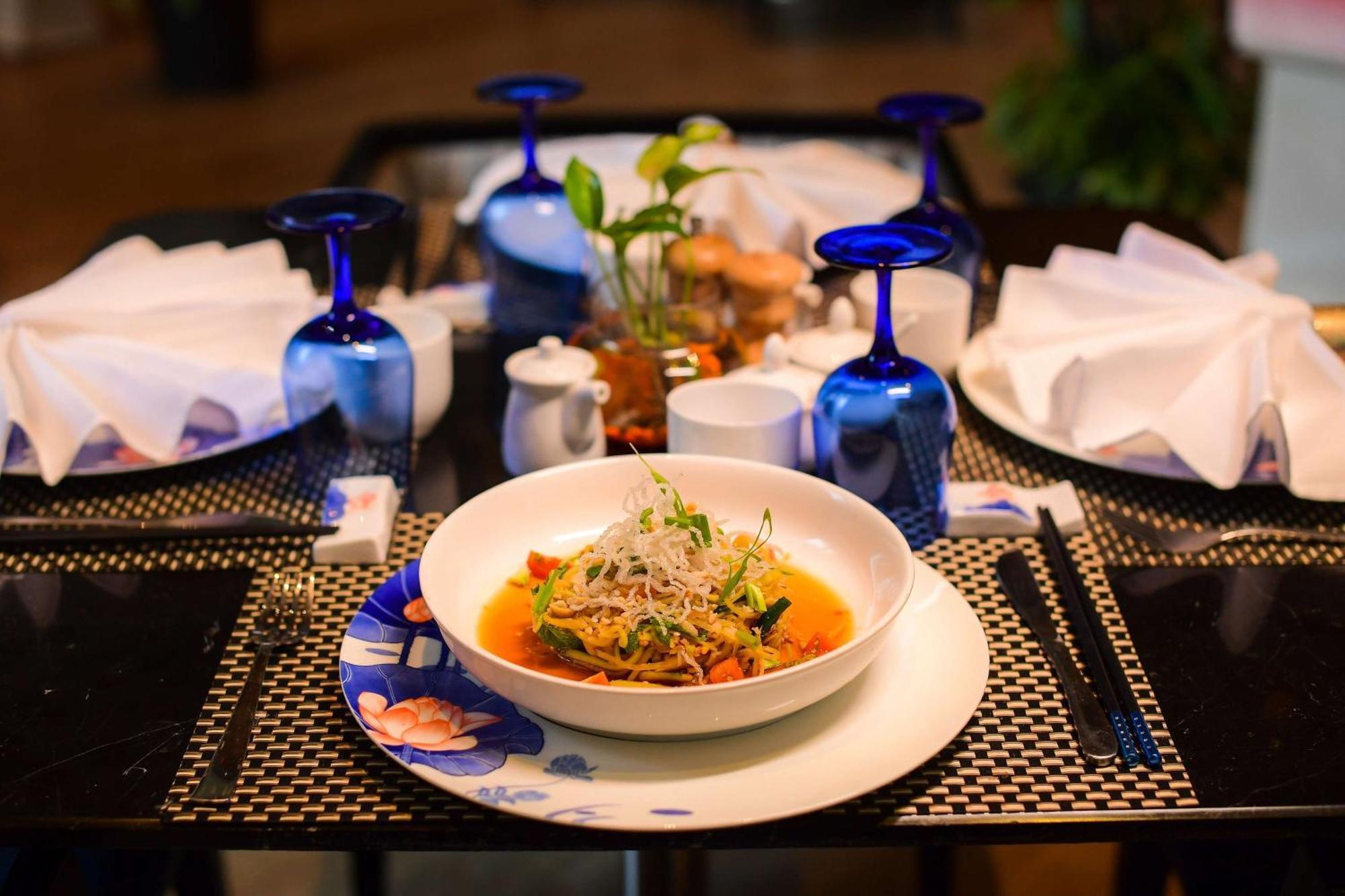 Radisson Blu Hotel גווהטי מראה חיצוני תמונה A dish of Thai cuisine
