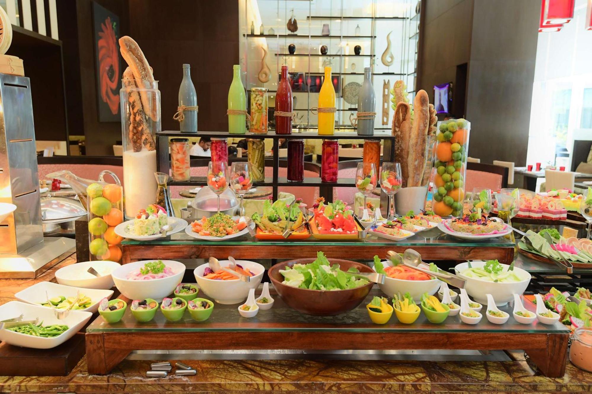 Radisson Blu Hotel גווהטי מראה חיצוני תמונה A salad bar