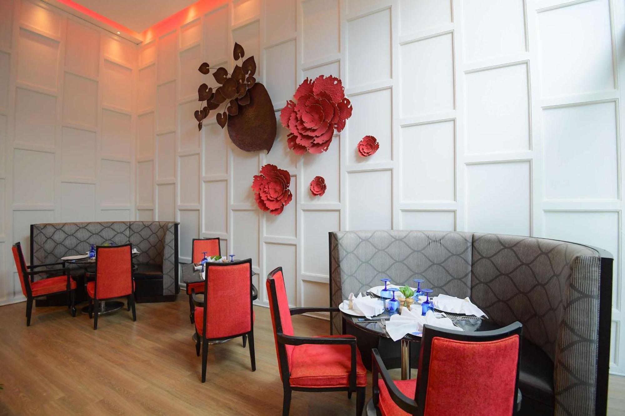Radisson Blu Hotel גווהטי מראה חיצוני תמונה The interior of the restaurant