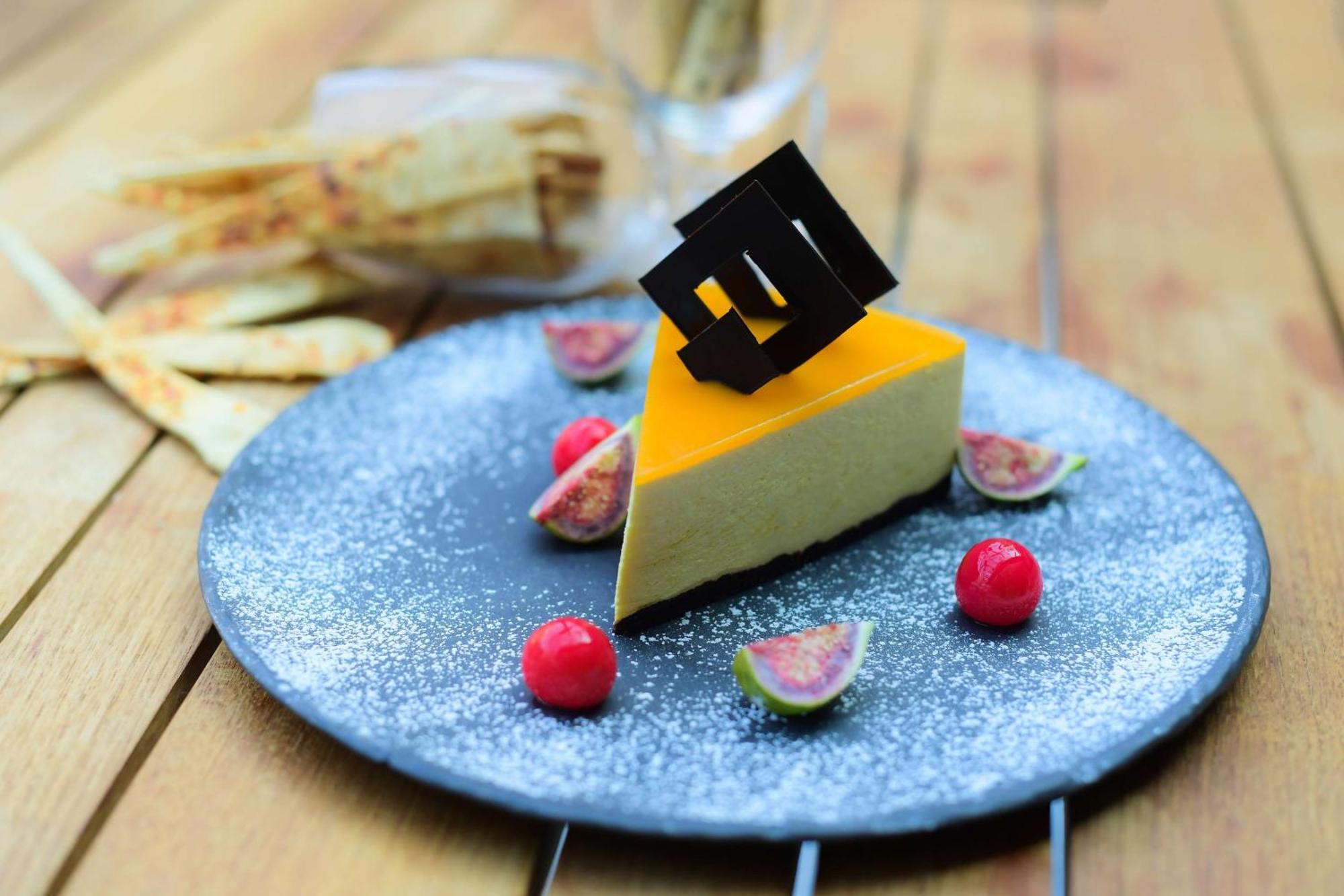 Radisson Blu Hotel גווהטי מראה חיצוני תמונה A slice of mango cheesecake