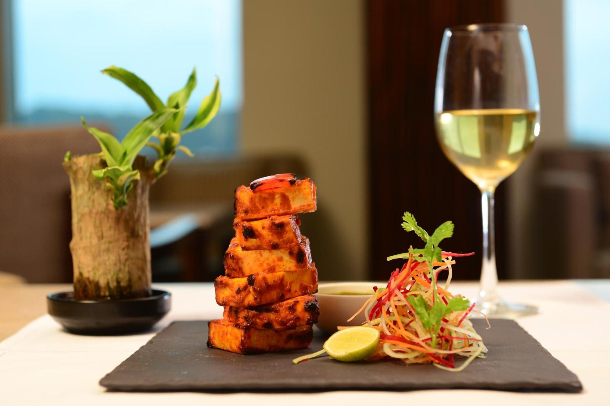 Radisson Blu Hotel גווהטי מראה חיצוני תמונה Paneer tikka