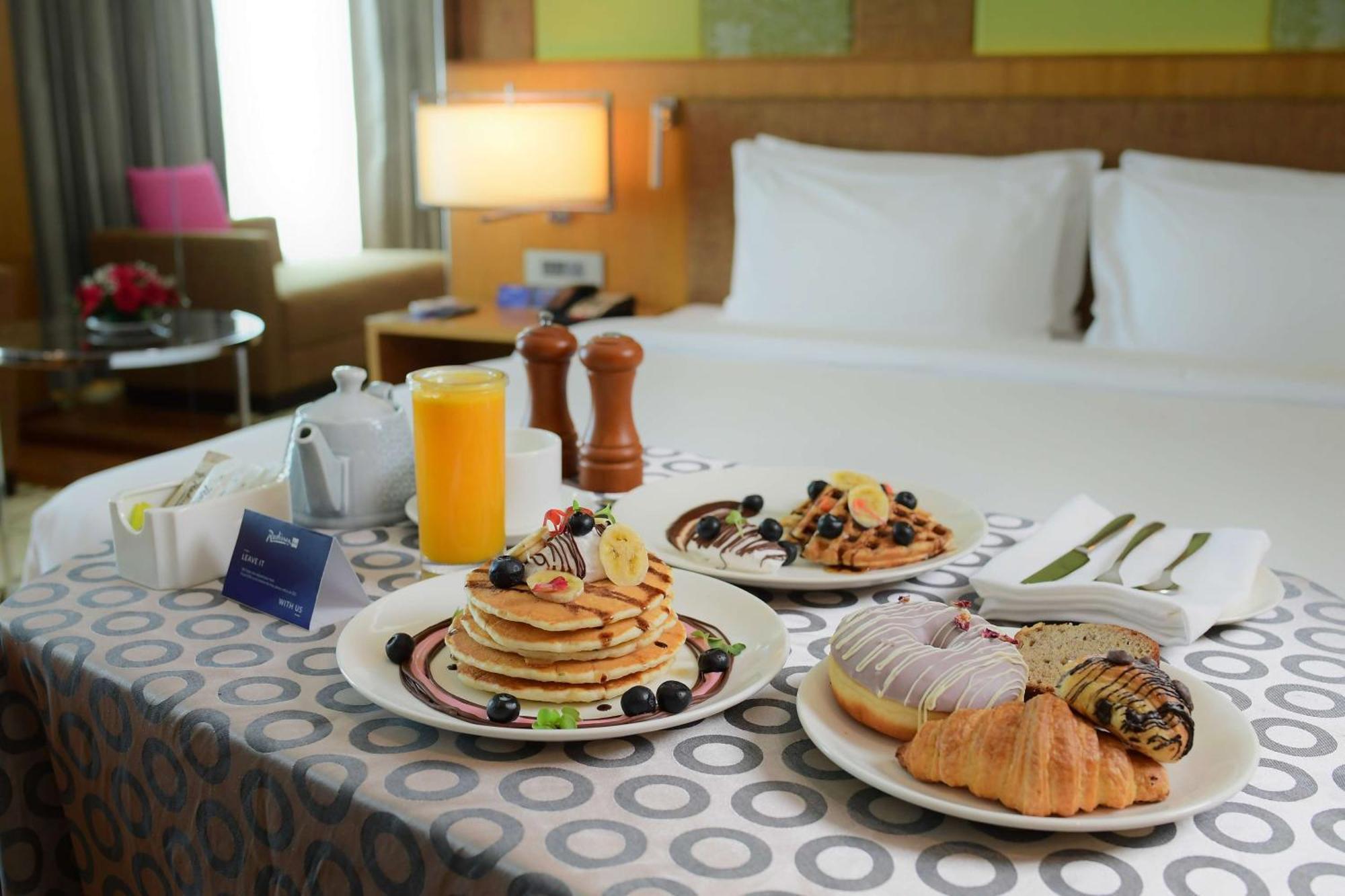 Radisson Blu Hotel גווהטי מראה חיצוני תמונה Room service
