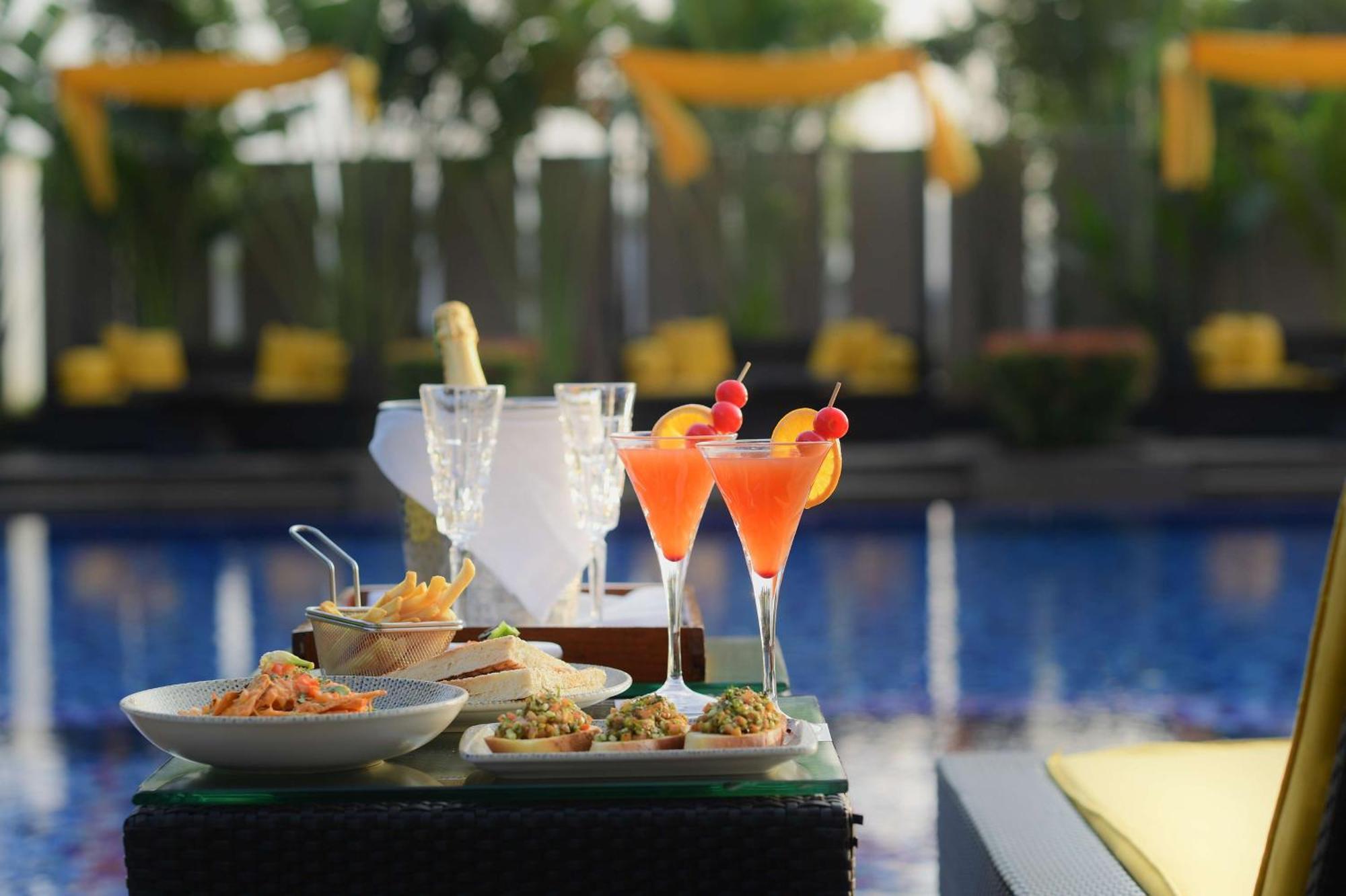 Radisson Blu Hotel גווהטי מראה חיצוני תמונה Cocktails at the bar