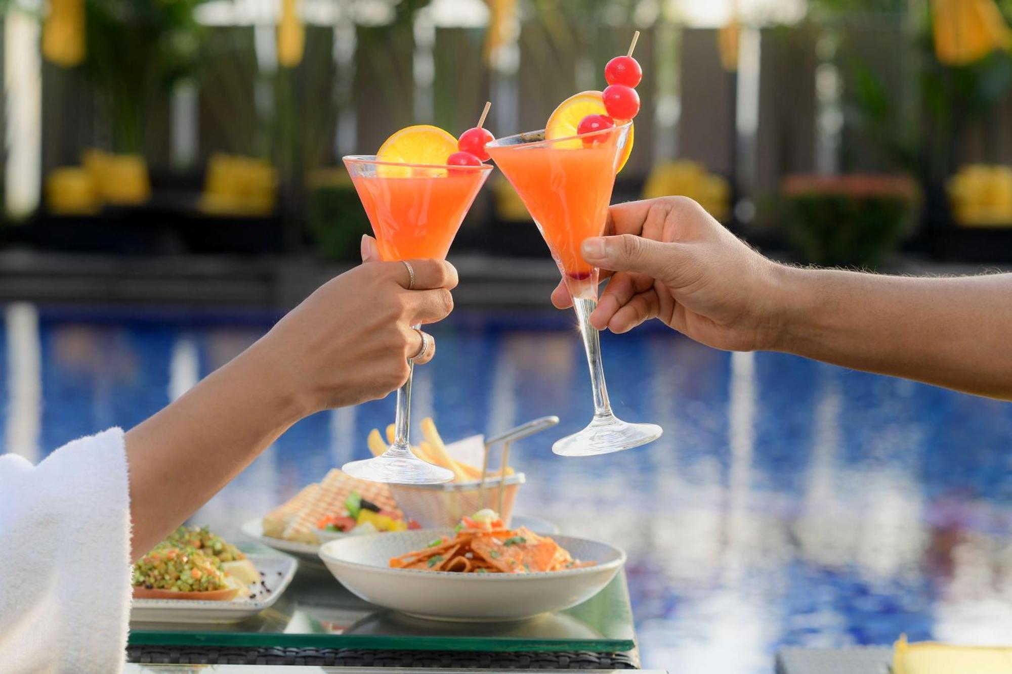 Radisson Blu Hotel גווהטי מראה חיצוני תמונה A couple toasting with cocktails